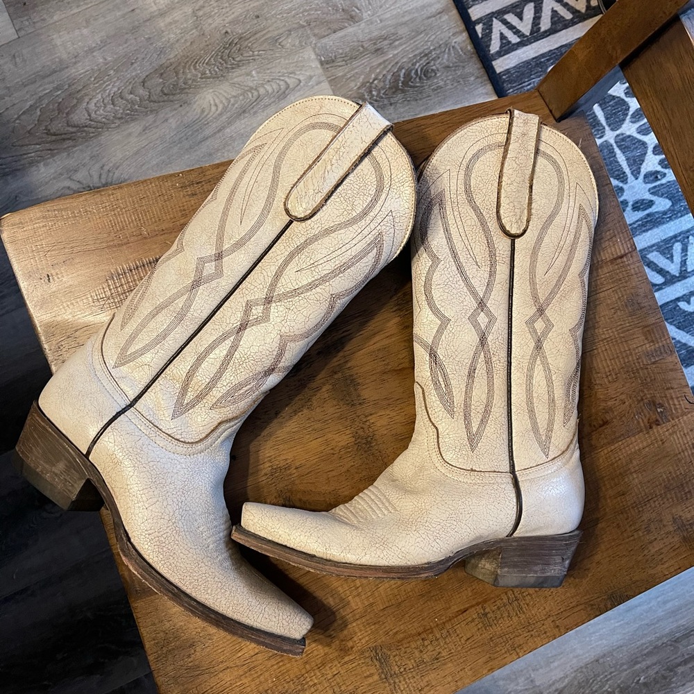 Idyllwind Women’s Colt White Western Boots - Snip Toe - size 6.5
